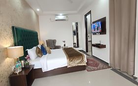 Hotel Caves Premium Near Delhi Airport