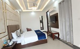 Hotel Caves Premium Near Delhi Airport
